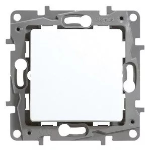 Niloé N106 nyomó betét közp. fedéllel 1- nyomógomb 1z-1ny fehér IP44 süllyesztett dmax. LEGRAND 764515